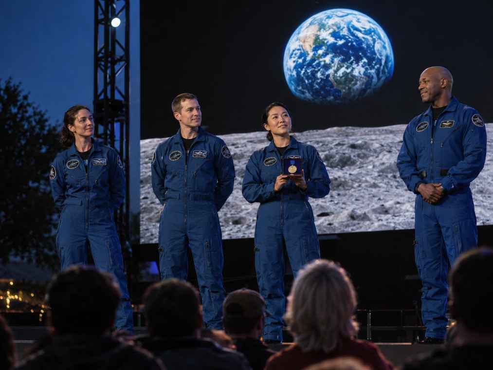 Artemis II Crew Receives Stephen Hawking Medal for Bringing Lunar Exploration to the Public